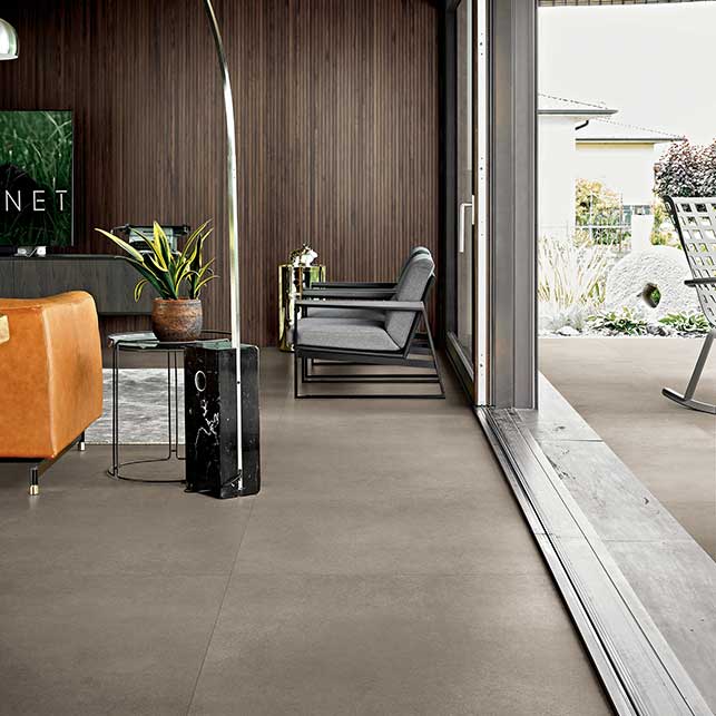 Continuità tra indoor e outdoor grazie a una pavimentazione resistente e versatile, perfetta per ambienti contemporanei