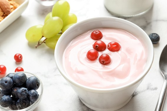 Dieta per l’osteoporosi, cosa mangiare e perché: i consigli degli esperti per la prevenzione delle fratture